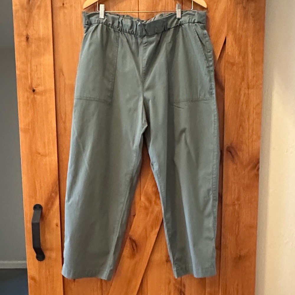 Women’s Green Casual Pants Size XL elastic waist with approximately 26.5” inseam